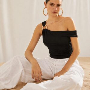 BLUSA CON APLICACION EN EL HOMBRO