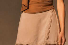 FALDA SHORT CON ENCAJE